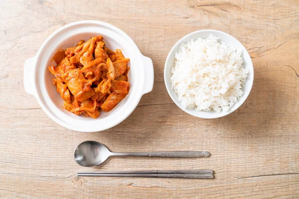 kimchi ile tavada kızartılmış domuz eti