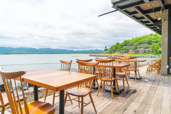 kafe restoranda ahşap masa ve sandalye