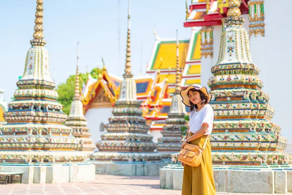 Happy Asian Woman Travel at temple in Thailand — Stock Photo, Image