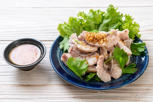 Haşlanmış balık dip sos ile