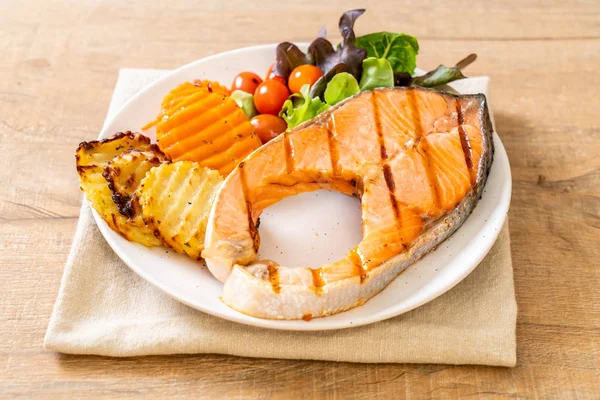 sebze ve patates kızartması ile ızgara somon biftek fileto