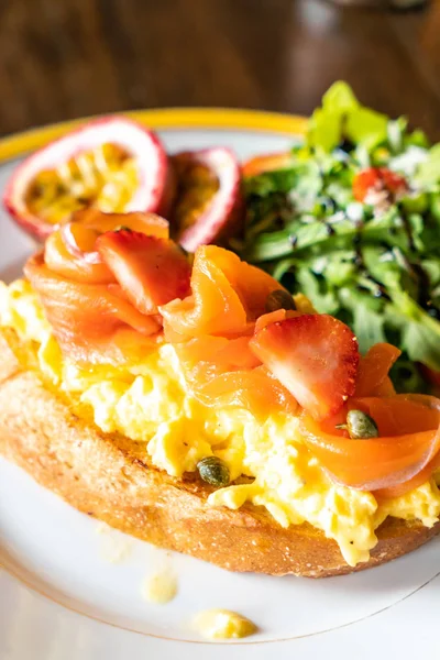 Kızarmış kek yumurta ile somon füme