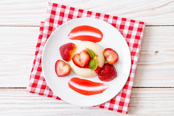 Pudding au yaourt aux fraises fraîches — Photo