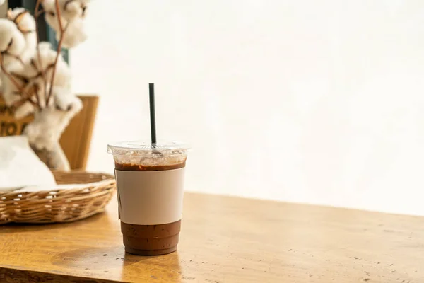 Un bicchiere di caffè freddo nel caffè — Foto Stock