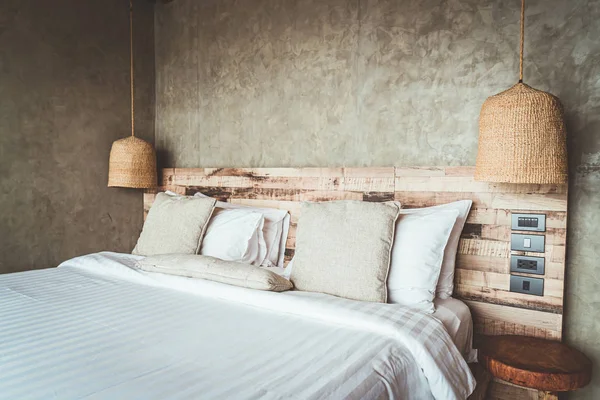 yatakta güzel rahat yastıklar