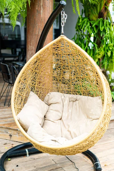 açık veranda hasır salıncak sandalye