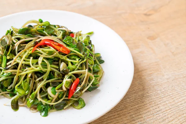 Istiridye sosu ile Kızarmış ayçiçeği Sprout