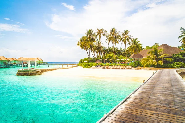 Курортный отель и остров с пляжем — стоковое фото