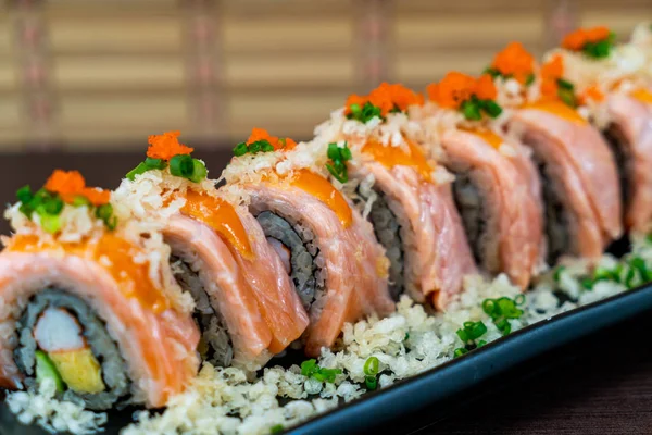 ızgara somon suşi roll - Japon yemekleri