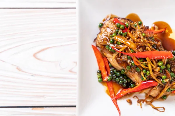 Baharatlı tavada kızartılmış ve bitki ile orfoz balığı fileto 