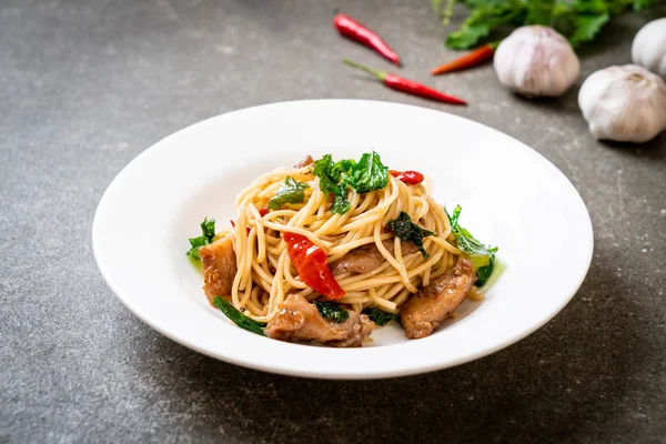 tavuk ve fesleğen ile karıştırın-kızarmış spagetti