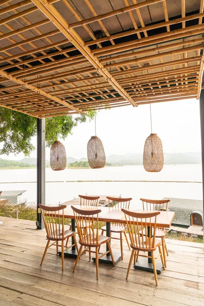 kafe restoranda ahşap masa ve sandalye