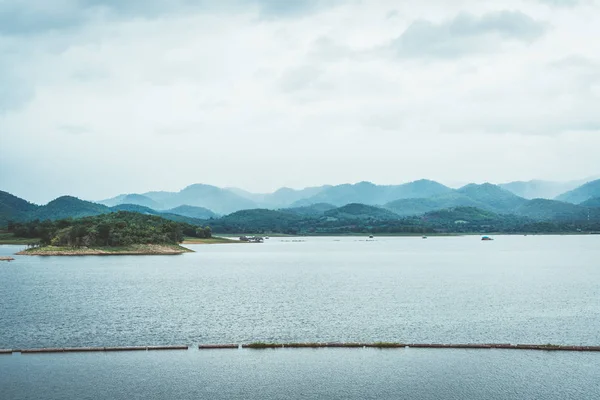 Kanchanaburi de bulutlu gökyüzü ile Srinagarind Barajı , Tayland