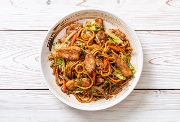 tavada kızartılmış yakisoba noodle domuz eti ile