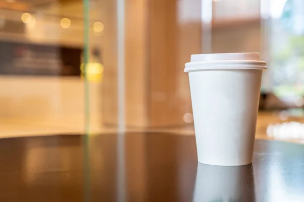 Taza de papel de café caliente en la cafetería — Foto de Stock