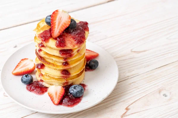 çilek ve yaban mersini ile gözleme 