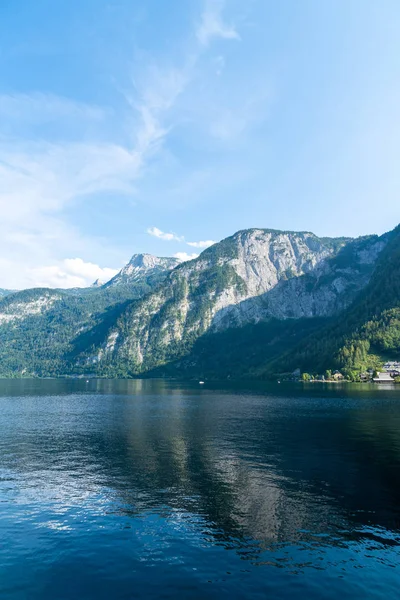 Avusturya Alpleri'nde Hallstatter Gölü
