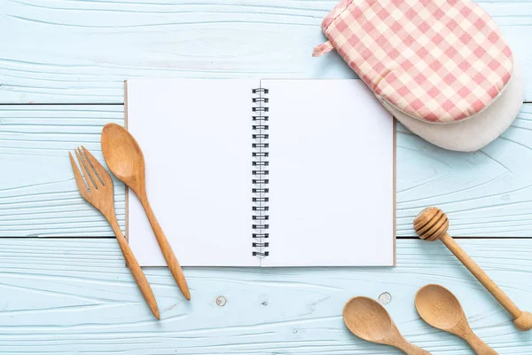 metin Not kopya sapce ile ahşap yüzeyde için boş defter