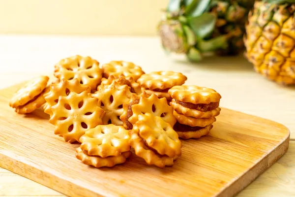 ananas reçel ile bisküvi