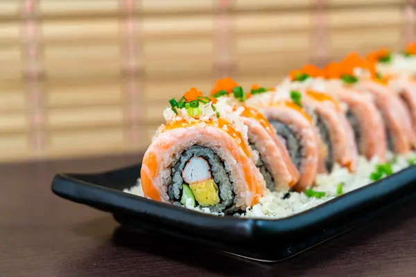 Суши из лосося на гриле - японская еда — стоковое фото