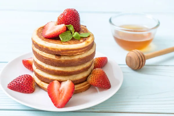 Pfannkuchen mit frischen Erdbeeren — Stockfoto