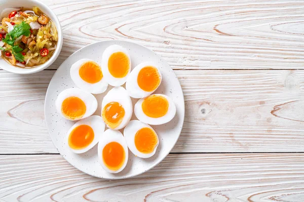 Мягкие вареные яйца пряный салат — стоковое фото