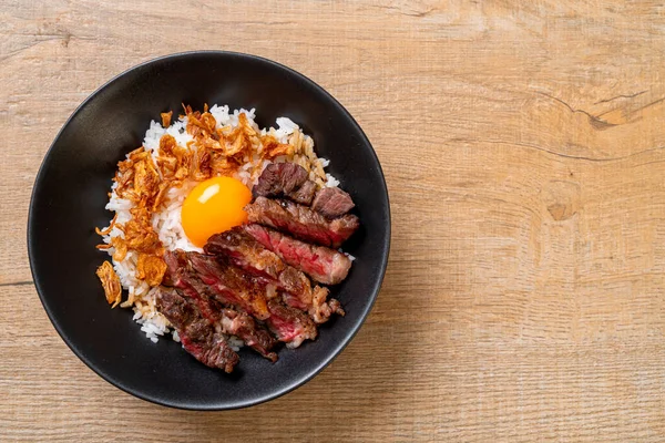 yumurta ile tepesinde pirinç kase dilimlenmiş sığır eti