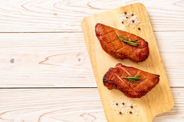 Kızarmış ördek göğsü