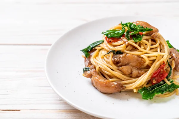 tavuk ve fesleğen ile karıştırın-kızarmış spagetti