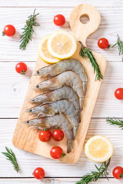 Tahtada çiğ karides ya da karides.