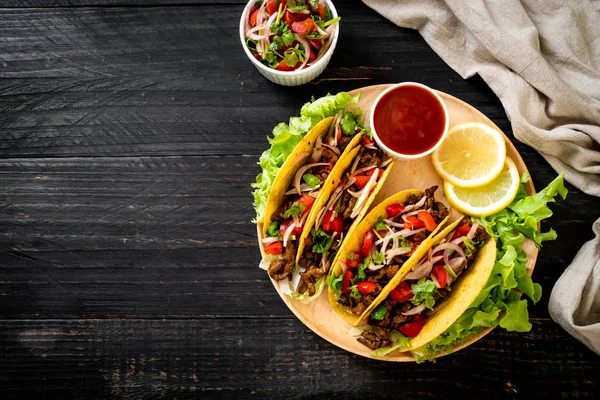 Tacos con carne y verduras —  Fotos de Stock