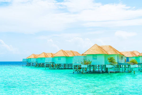 Bellissimo resort tropicale Maldive hotel e isola con spiaggia a — Foto Stock