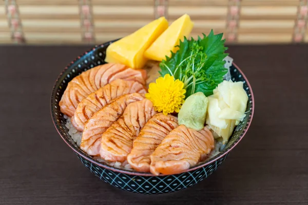 pirinç kase (donburi tepesinde ızgara somon)