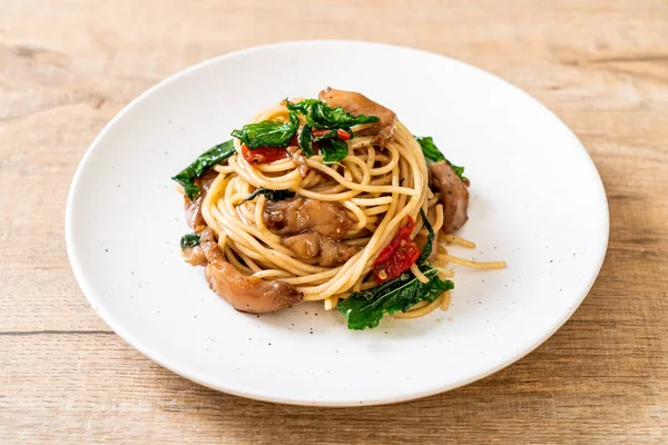 tavuk ve fesleğen ile karıştırın-kızarmış spagetti