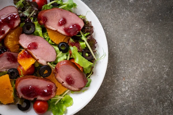 Kızarmış ördek göğsü salatası