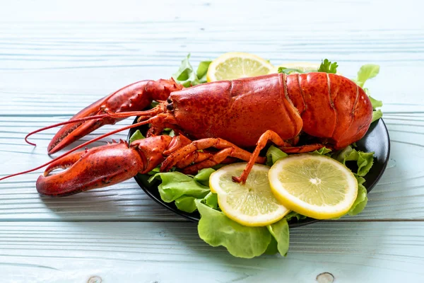 haşlanmış ıstakoz sebze ve limon ile