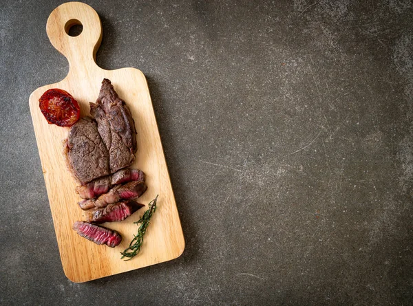 Гриль середній рідкісний яловичий стейк — стокове фото