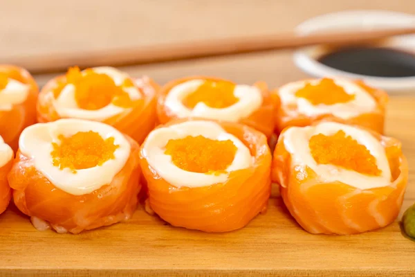 mayonez ve karides yumurta ile taze somon suşi rulo