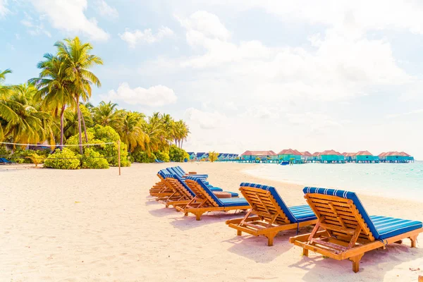 tropikal Maldivler Adası plaj ve deniz ile plaj sandalyesi