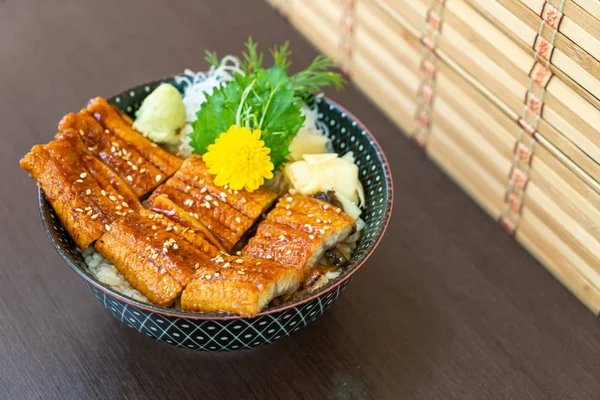 eel (Unagi) pirinç kase (donburi tepesinde)
