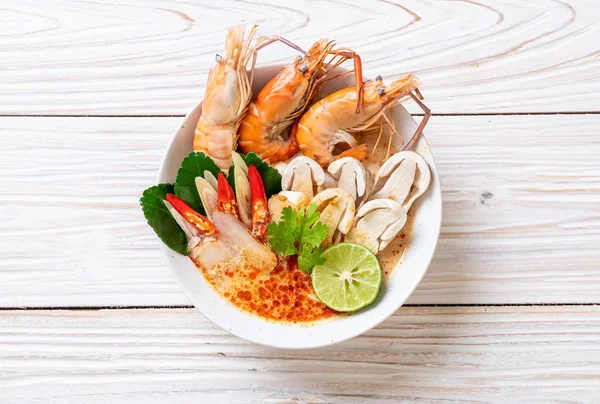 Baharatlı karides çorbası (Tom Yum Goong)