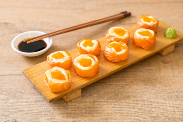 mayonez ve karides yumurta ile taze somon suşi rulo