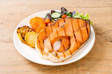 sebze ile ızgara somon biftek fileto