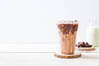 Buzlu çikolata milkshake içecek