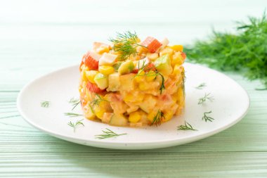 Yengeç sopa (elma, Mısır, papaya, pineappl ile karışık meyve salatası