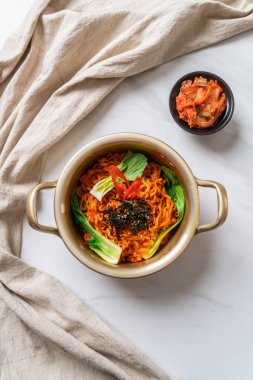 sebze ve kimchi Koreli anlık erişte