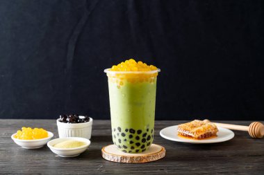 kabarcık ve bal kabarcıkları ile yeşil çay latte