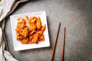 kimchi ile tavada kızartılmış domuz eti