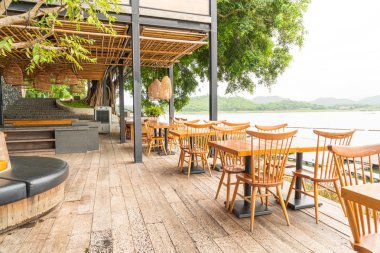 kafe restoranda ahşap masa ve sandalye