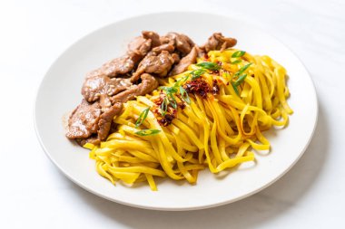 domuz eti ile Asya tavada kızartılmış erişte